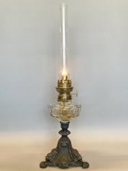 Bordsfotogenlampa på fot med facettslipat oljehus 10'''
