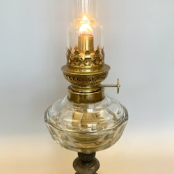 Bordsfotogenlampa på fot med facettslipat oljehus 10'''