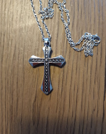 Kors runt silver/svart