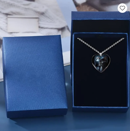 Halsband med svart katt hjärthänge.