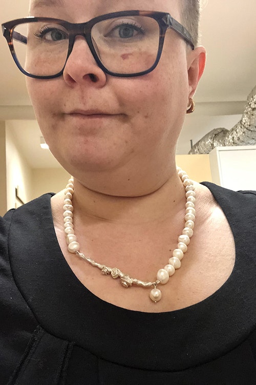 Silverkvist med ros på pärlhalsband