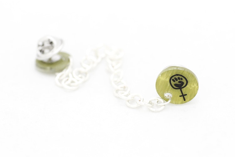 Feminist, kragbrosch