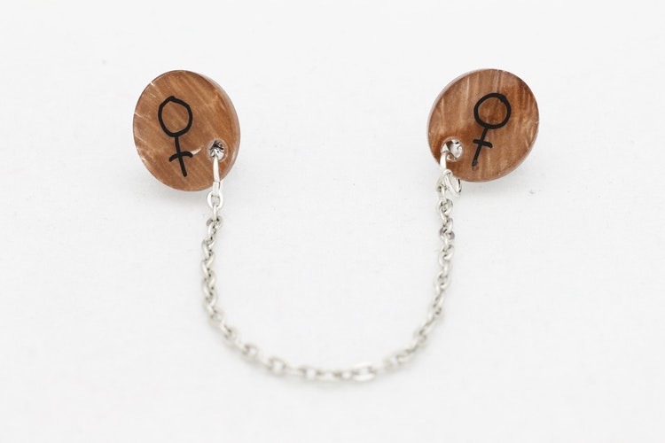 Feminist, kragbrosch