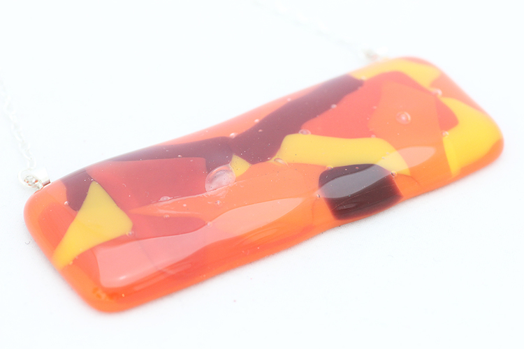 Halsband av handgjort glas i rött, gult och orange