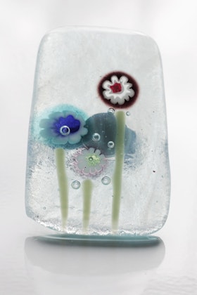 Ring av handgjort glas i turkos med blommor