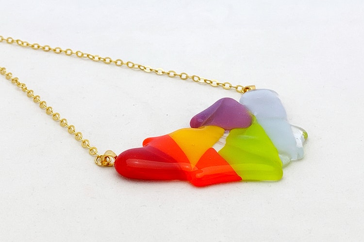 Halsband av handgjort glas i regnbågens färger