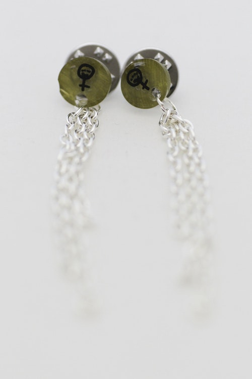 Feminist, kragbroscher med tassels