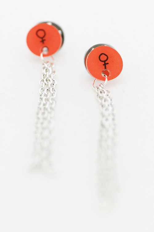 Feminist, kragbroscher med tassels