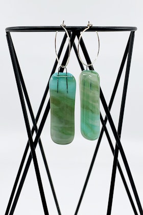 Örhängen av handgjort glas i turkos och grönt