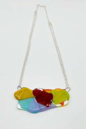 Halsband av handgjort glas i regnbågens färger