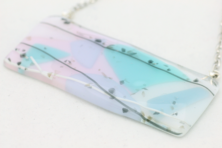 Halsband av handgjort glas i pastell