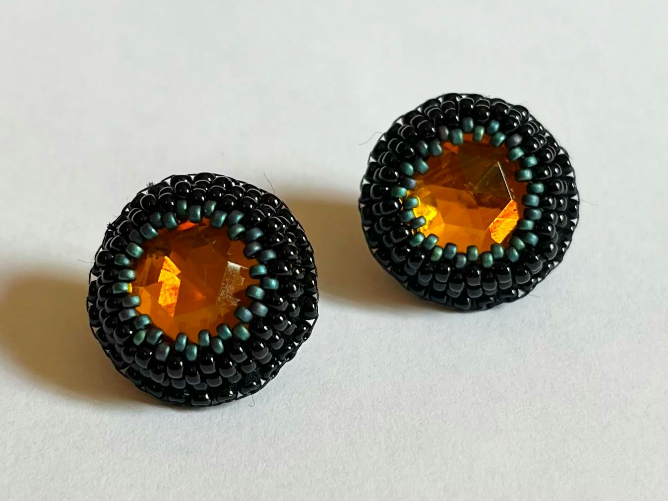 Pärlbroderade kragbroscher i bärnstensfärg