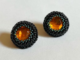 Pärlbroderade kragbroscher i bärnstensfärg