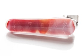 Slipsnål av handgjort glas i rött och rosa