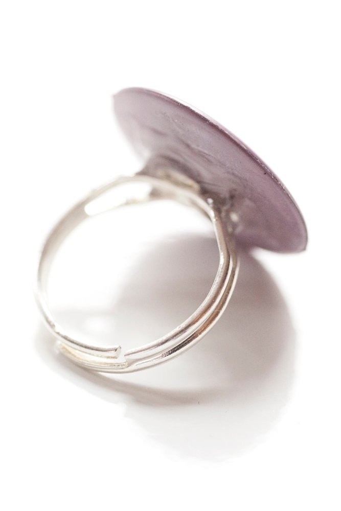 Lila knapp, ring