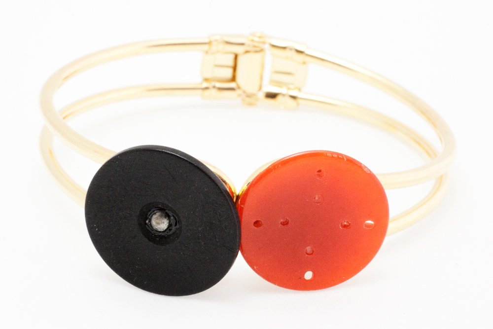 Svarta och orange knappar, armband