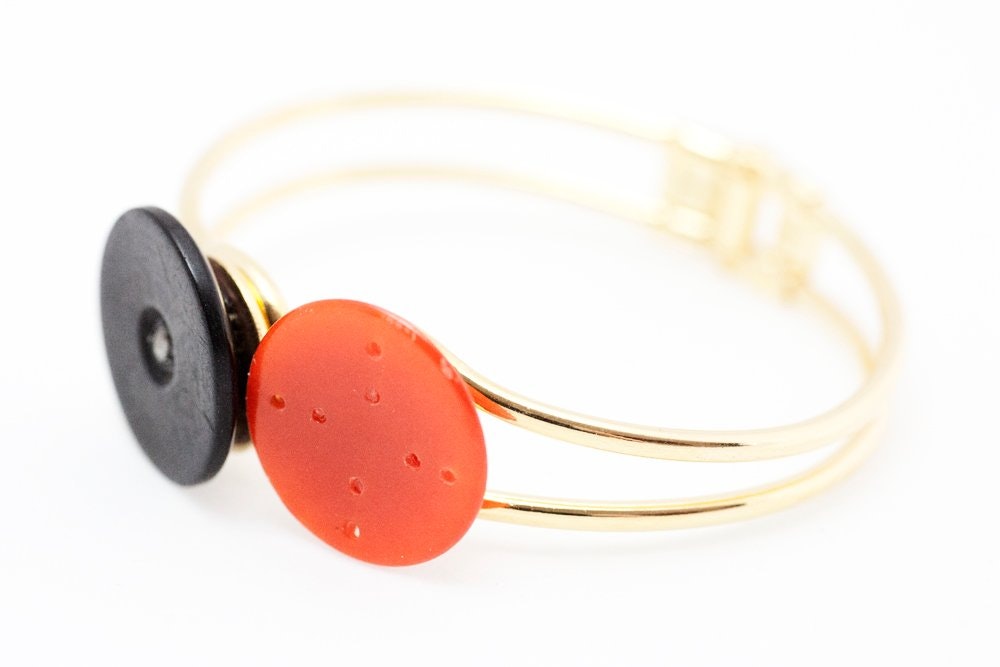 Svarta och orange knappar, armband