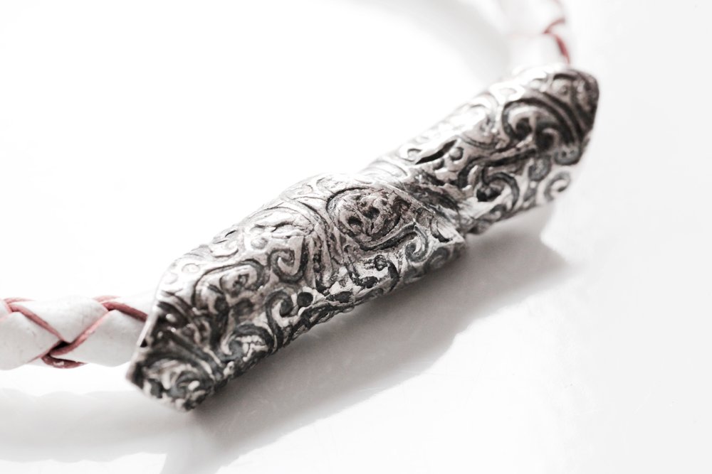Handgjord, oxiderad silverpärla på armband av läder