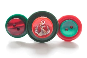 Röda och gröna knappar, slipsnål