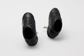 Sneakers i svart, manschettknappar