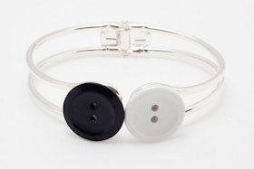 Svarta och vita knappar, armband