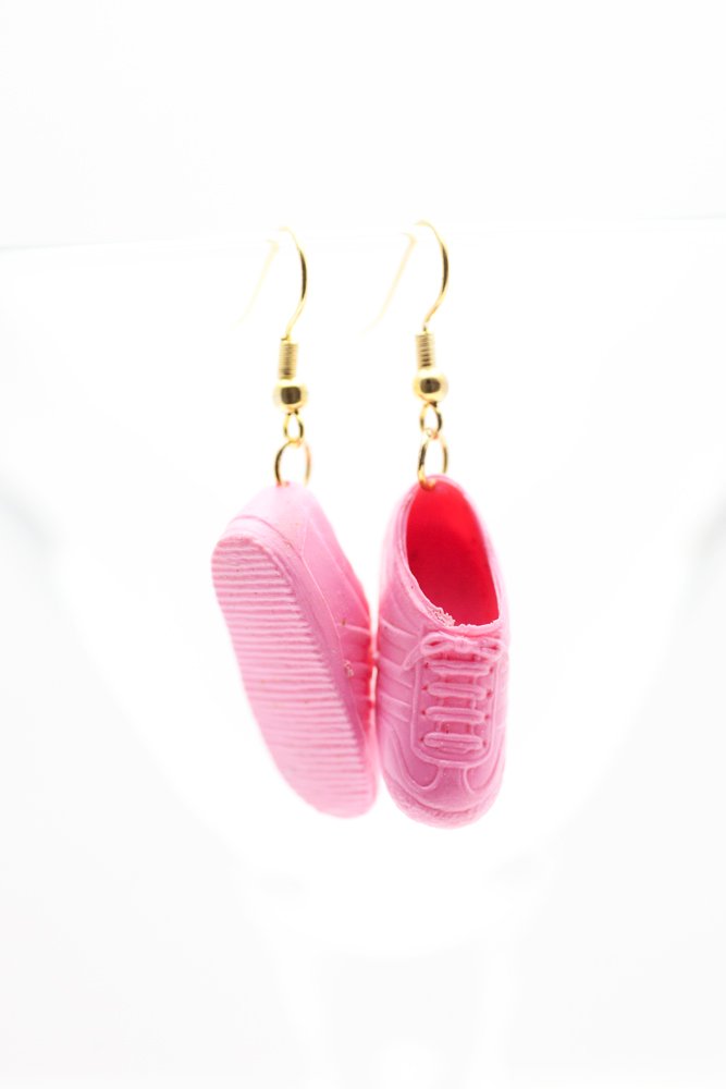 Sneakers i rosa, örhängen