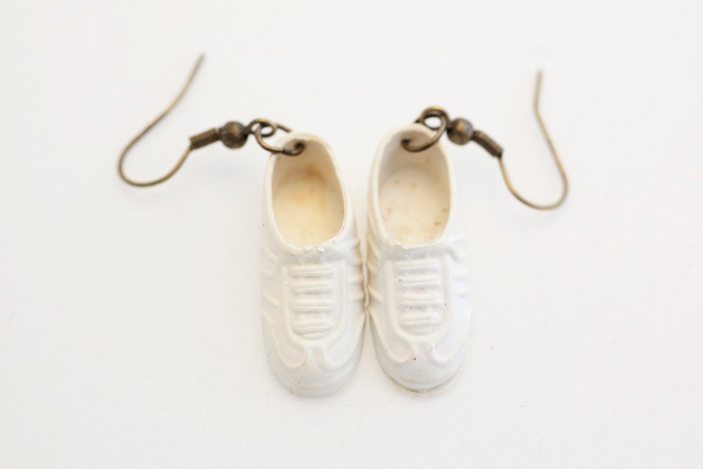 Sneakers i vitt, örhängen