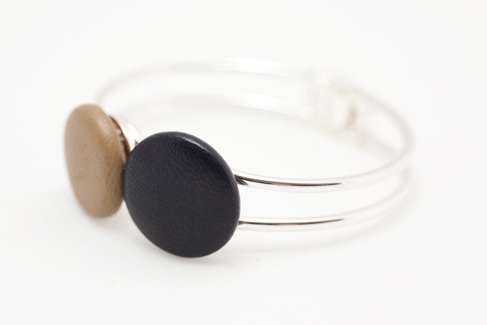 Beige och svarta knappar, armband