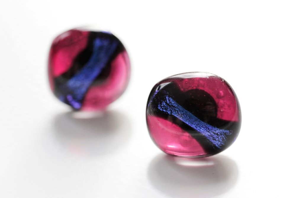 Örstickare av handgjort glas i blått och rosa