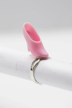 Högklackat i rosa, ring