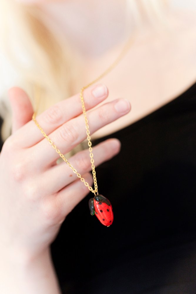 Halsband med jordgubbe i handgjort glas på kedja