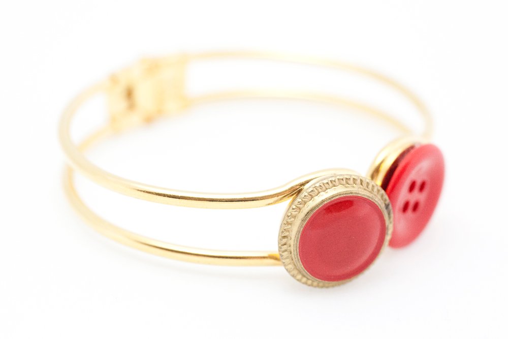 Röda och guldiga knappar, armband