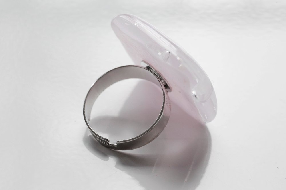 Ring av handgjort glas i rosa