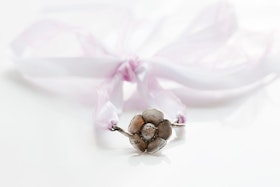 Silverkvist med blomma på armband av organza och satin