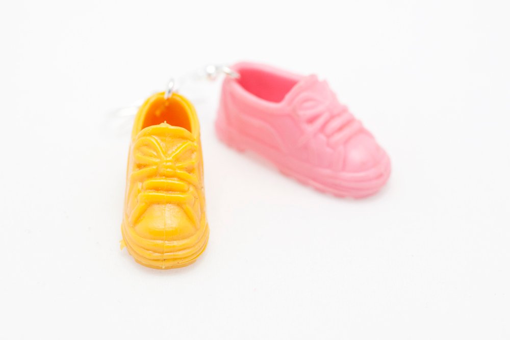 Sneakers i rosa och gult, örhängen
