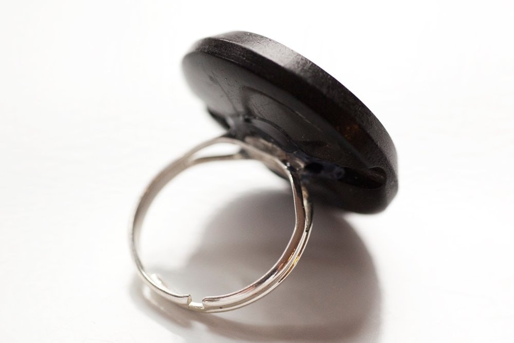 Svart knapp, ring