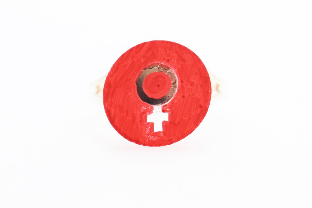 Röd ring, feminist