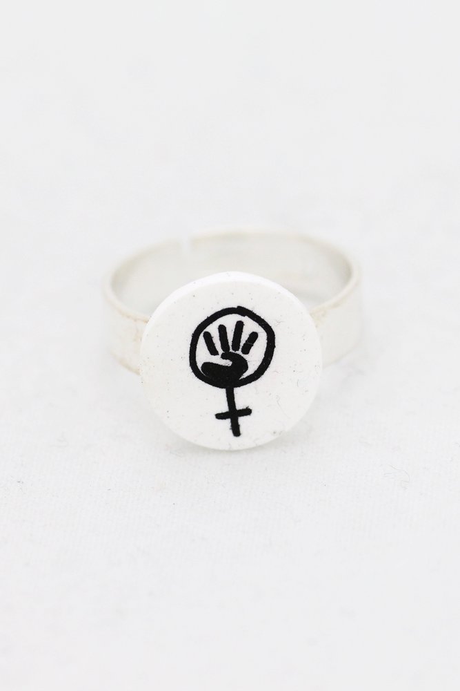 Svart och vit ring, feminist