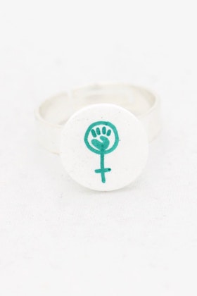 Grön och vit ring, feminist