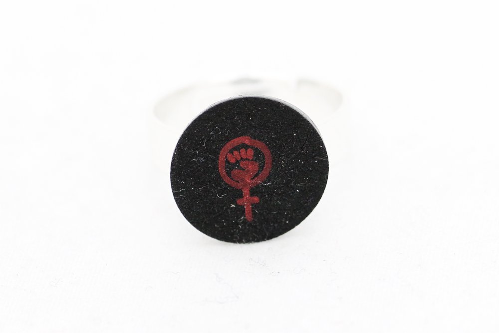 Röd och svart ring, feminist