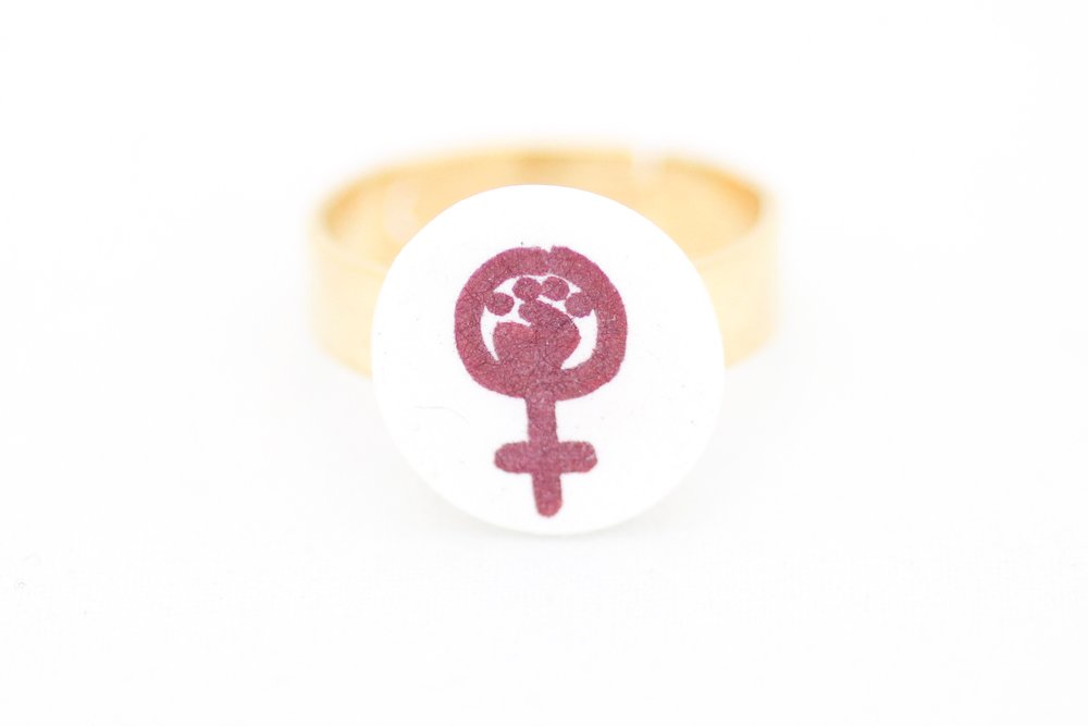 Rosa och vit ring, feminist