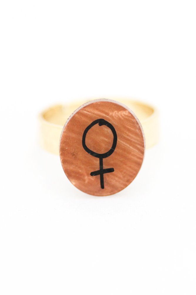 Bronsfärgad ring, feminist