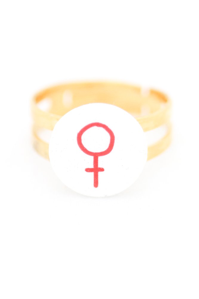Röd och vit ring, feminist