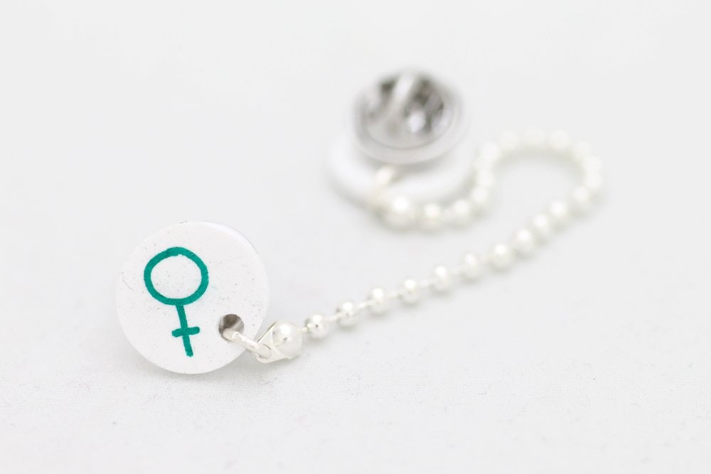 Feminist, kragbrosch
