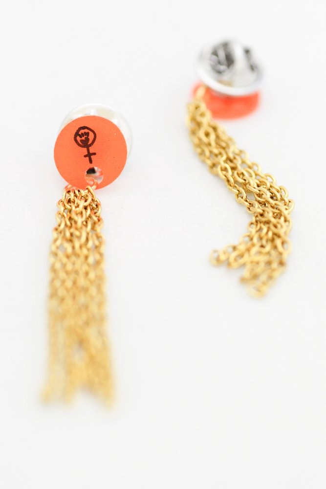 Orange kragbroscher med tassels, feminist