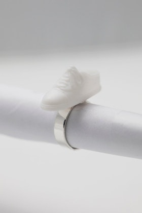 Sneakers i vitt, ring