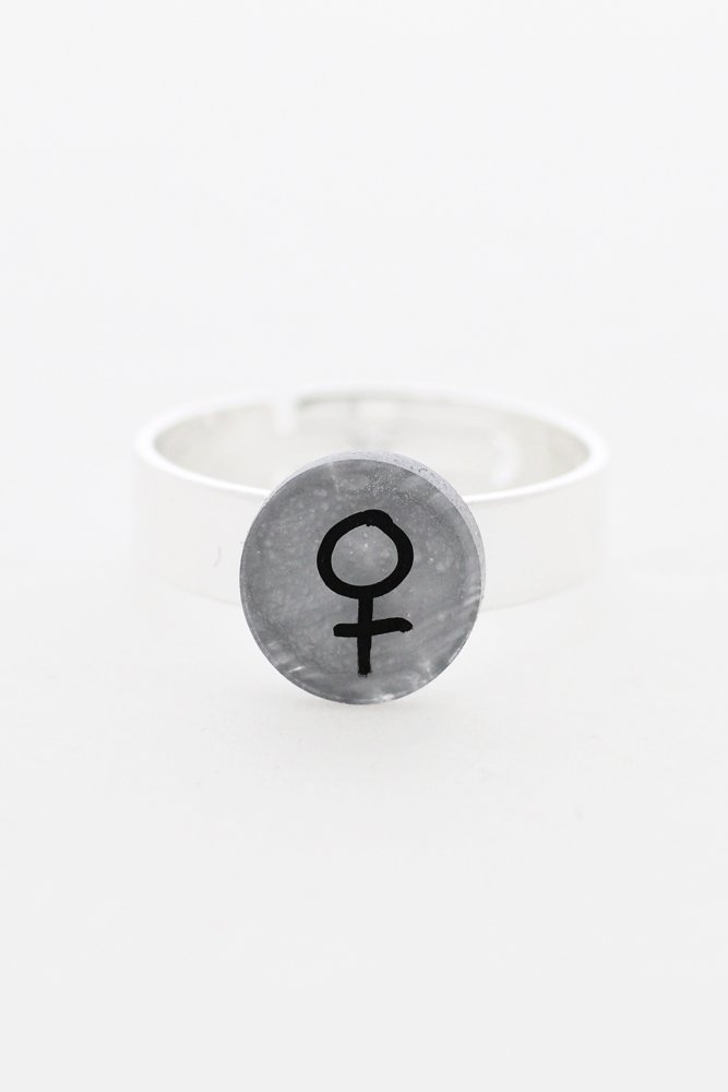 Silvrig ring, feminist