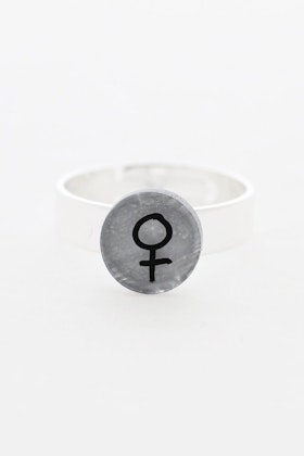 Silvrig ring, feminist