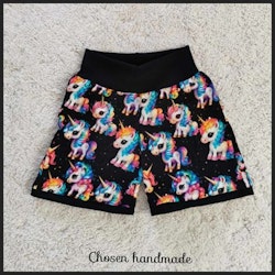 Shorts, enhörningar på svart