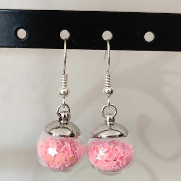 Örhängen glasglob med rosa stjärnglitter